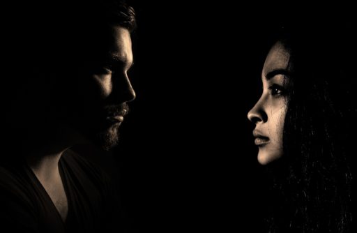 Dans l'ombre, un homme et une femme se regardent face à face